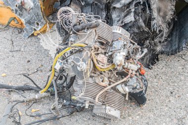 Ukrayna 'nın başkenti Kyiv' de 10 Ağustos 2025 'te meydana gelen bir kazaya işaret eden kayalık bir açık hava yüzeyindeki hasarlı uçak motoru.