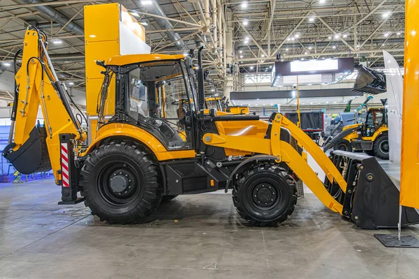 Geniş, organize bir depoda sarı forklift beton zemin ve beyaz duvar aydınlatması derinlik ve gölgeler yaratır.