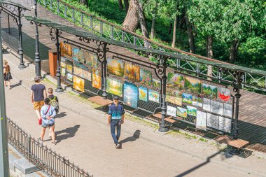 Ukrayna, Kyiv 'de şehir sanat sergisi. Kapalı bir yürüyüş yolu ile hareketli bir açık hava sahnesi, Kyiv, Ukrayna' da sergilenen canlı sanat eserleriyle dolu. 23 Temmuz 2025