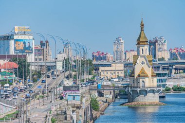 Nehir manzaralı Kyiv şehri, çeşitli yükseklikteki binalar balkonlar, altın kubbeler köprü adası ayırt edici tekneler arabalar yayalar gökyüzü teknesi Kyiv, Ukrayna - 1 Ağustos 2025