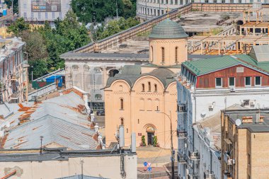 Kyiv kentsel manzarası, kilisenin merkezi gibi, birden fazla kubbe, büyük pencereler, yakınlardaki inşaat, çatılar, toprak rengi, sıcak aydınlatma, ele Kyiv, Ukrayna - 4 Ağustos 2025