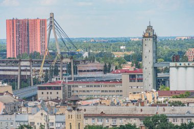 Ukrayna 'nın başkenti Kyiv' in yüksek açılı fotoğrafı. Ukrayna 'nın başkenti d Kyiv' deki çeşitli binaların arasında muhtemelen turna endüstriyel yapısı olan büyük kırmızı ve beyaz çizgili bir kule. 4 Ağustos 2025