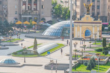 Kyivs Bağımsızlık Meydanı 'ndaki Neoklasik mimari Büyük kemerler, büyük cepheler, ayırt edici kule, banklar, sokak lambaları, trafik ışıkları, saksı bitkileri, sıcak c Kyiv, Ukrayna - 10 Ağustos 2025