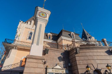 Büyük şato benzeri Kyiv Akademik Kukla Tiyatrosu, önemli bir kulesi, büyük saat yüzü, süslü pencereler, kuleler, kuleler, ortaçağ tarzı, Avrupa şişirme Kyiv, Ukrayna - 13 Aralık 2025