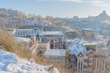 Kiev, Ukrayna 'da bir Avrupa köyünün kış manzarası. Çatı katları ve bacalarla kaplı binalar. Geleneksel mimari.