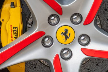 Kırmızı aksanlı parlak gümüş bir Ferrari tekerleğinin yakın plan görüntüsü ve merkezde sembolik Ferrari amblemi. Görüntü tarzı pazarlama ya da tanıtım tarzı Kyiv, Ukrayna 10-12-2024