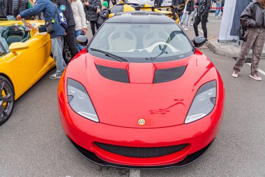 Ukrayna 'nın Ukrayna' nın 10-12-2024 sayılı aerodinamik Kyiv kentsel alanındaki kırmızı Ferrari spor arabasının yer aldığı bir açık hava sahnesi.
