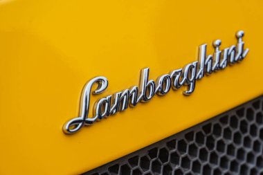 Sarı bir Lamborghini arka kısmının yakın plan görüntüsü, Ukrayna, 10-12-2024 'te gün ışığında çekilen bal peteğine benzer bir yapıda amblemini taşıyor.