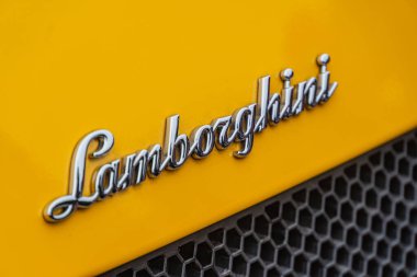 Görüntü, LAMBORGHINI rozetli sarı spor arabaların arka taraflarını gösteriyor. Yakın plan görüşlü, arka planda hafif bulanıklık Kyiv, Ukrayna 10-12-2024