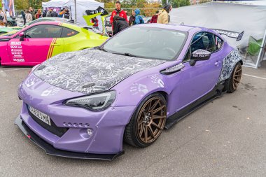 Modifiye edilmiş bir mor spor araba, geniş gövde kiti, geniş alaşımlı tekerlekler, özel arka kanatlar ve şık, aerodinami Kyiv, Ukrayna 10-12-2024