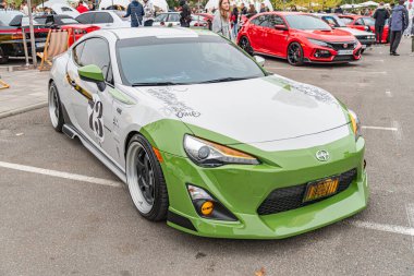 Kireç yeşili, modifiye edilmiş bir spor araba büyük arka kanat spoiler, küçük aerodinamik aynalar, karbon fiber kaporta, eşsiz farlar, çok dilli wh Kyiv, Ukrayna 10-12-2024