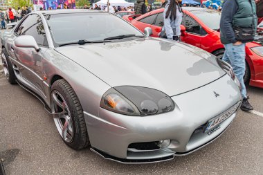 Yüksek performanslı bir spor araba kamuya açık alanda park edilir, gündüz vakti açık gökyüzünün altında açık bir şekilde yakalanır Kyiv, Ukrayna 10-12-2024