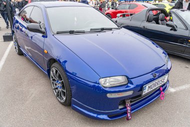 Mavi bir Nissan Skyline GT-R R34, plakası C8 602V Kyiv, Ukrayna 10-12-2024.