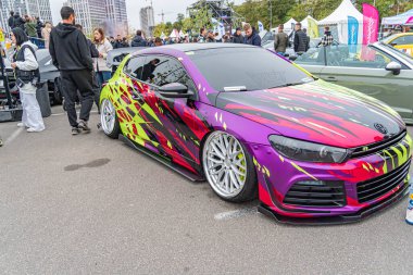 Performans modifikasyonlarına sahip canlı, özel boyalı bir araba otomotiv hayranı Kyiv, Ukrayna 10-12-2024 toplantısına park edildi.