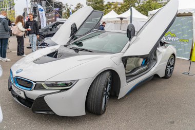Benzersiz bir BMW i8 araç, bir köpek balığı ya da yunusa benzer, halka açık bir etkinlikte sergileniyor, iki koltuklu alışılmadık bir iç mekan ve Kyiv, Ukrayna 10-12-2024