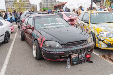 Açık hava araba gösterisi ya da sergi siyah Honda S2000 spor araba sergisi geniş bir gövde kiti, sonraki pazar tekerlekleri ve Cust Kyiv, Ukrayna 10-12-2024 gibi modifikasyonlara sahiptir.