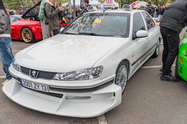 Bir araba fuarında aerodinamik ekipmanla modifiye edilmiş beyaz Honda Integra tipi R, bir hava kepçesi kaputu ve çok dilli alaşımlı tekerlek katılımcıları Kyiv, Ukrayna 10-12-2024