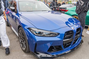 Aerodinamik özellikleri ve performans güncellemeleri sergilenen modern, yüksek performanslı bir spor araba, Ukrayna 'nın başkenti Kyiv' de bir açıyla poz vermektedir.