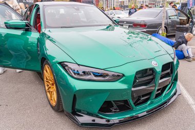 Aerodinamik gövde kiti ve yüksek performanslı modifikasyonlara sahip yeşil metalik spor bir coupe 'nin fotoğrafı, muhtemelen Kyiv, Ukrayna 10-12-2024' te çekildi.