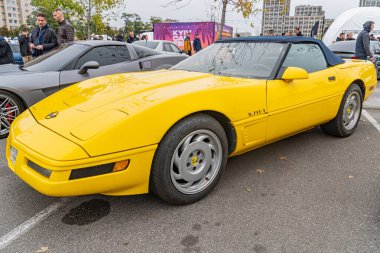 Sarı bir spor araba, muhtemelen lüks ya da yüksek performanslı bir model, bir şehir caddesinde park halinde üstü açık üstü açık olan üstü siyah iç mekan, Ukrayna 10-12-2024