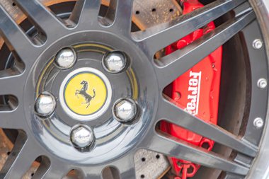 Ferrari logosuna sahip siyah ve kırmızı bir Ferrari tekerleğinin yakın plan görüntüsü büyük ihtimalle Ukrayna, Kyiv, Ukrayna 10-12-2024