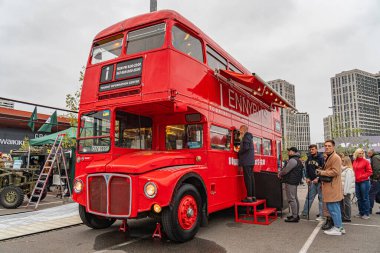 Canlı bir resimde, Howard Robbins 'in muhtemelen çevresel amaçlar için kullandığı kırmızı, klasik, çift katlı bir otobüs halka açık bir etkinlik sırasında veya Ukrayna 10-12-2024 kentsel settin Kyiv' de sergileniyor.