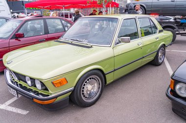 20. yüzyılın sonlarında asfalt bir zemine park edilmiş klasik bir BMW coupe, muhtemelen bir otopark ya da sergi alanında soluk yeşil renkli, krom detaylar ve eğimli Kyiv, Ukrayna 10-12-2024