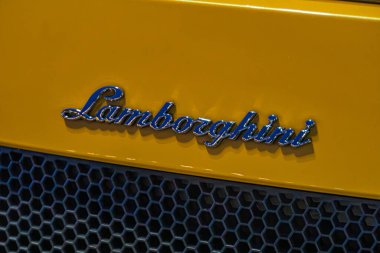 Sarı bir Lamborghini arabasının yakın plan görüntüsü, belirgin bir bal peteği ızgarası ve LAMBORGHINI amblemi içeriyor. Görüntü, Kyiv, Ukrayna 10-12-2024 'ün biraz üstünden ya da bir yandan alınmıştır.