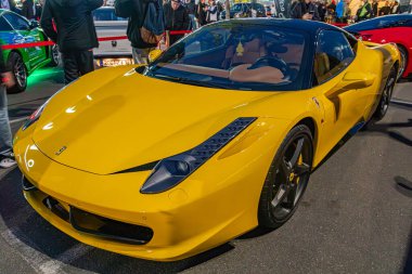 Lüks bir araç fuarında ya da etkinlikte sergilenen parlak sarı Ferrari spor arabası, Kyiv, Ukrayna 10-12-2024