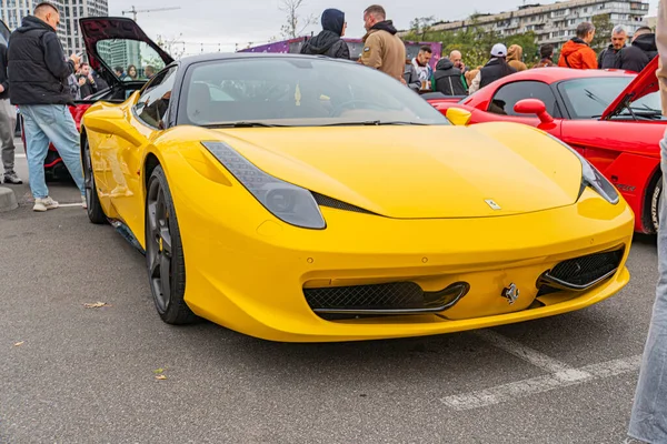 Ukrayna, Kyiv, 10-12-2024 'te bir araba fuarında ya da sergide çekilmiş sarı bir Lamborghini resmi.