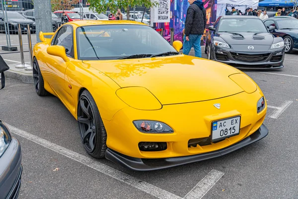 Pürüzsüz sarı spor bir araba, açılı farlar, fonksiyonel jantlar ve arka kanat spoiler, Ukrayna, Kyiv, 10-12-2024 'te park edilmiş.