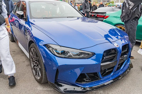 Aerodinamik özellikleri ve performans güncellemeleri sergilenen modern, yüksek performanslı bir spor araba, Ukrayna 'nın başkenti Kyiv' de bir açıyla poz vermektedir.