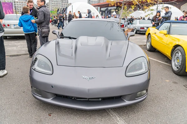 Gri bir Chevrolet Corvette Z06, bir şehir caddesinde aerodinamik tasarımını ve ön ızgara yayalarını sergileyerek Ukrayna, Kyiv, 10-12-2024 'ten geçiyor.