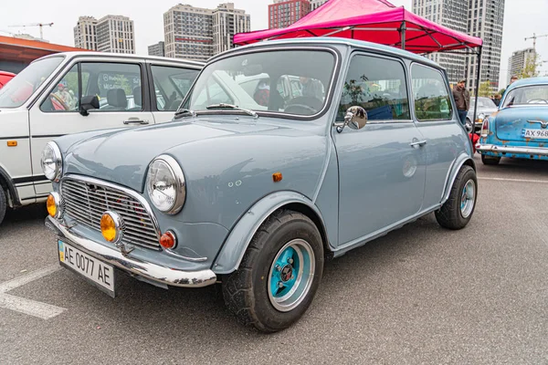 Klasik özelliklere sahip açık mavi bir Volkswagen Tipi 1 Beetle, bir sokağa ya da otoparka park etmiş, yuvarlak farlar, cam kırıkları, krom tamponlar, biri Kyiv, Ukrayna 10-12-2024