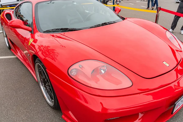 Zıplayan at logosuyla tanımlanan kırmızı Ferrari, şık aerodinamik tasarım ve yan hava girişleri Kyiv, Ukrayna 10-12-2024 ile kapalı bir ortamda resmedilmiştir.