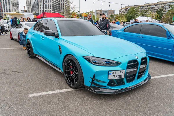 Özelleştirilmiş mavi bir spor araba açık hava etkinliklerinde park edilir, geniş gövdeli çamurluklar, büyük spoiler ve modifiye edilmiş ızgara gibi pazar sonrası parçaları sergilenir. Araç 10-12-2024 Ukrayna, Kyiv, Tinte 'e sahiptir.