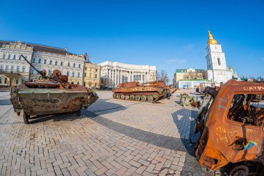 Mikhailovsky Meydanı 'ndaki tuğla kaldırımda harap olmuş askeri araçlar, Kiev Paslı zırhlı personel taşıyıcısı, çeşitli çürüme durumları, kayıp çatı veya kayıp parçalar Kyiv, Ukrayna - 9 Şubat 2025