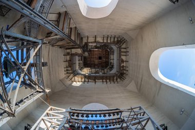 İnşaat sırasında Kyiv 'deki St. Sophia Katedral Katedrali' nin iç manzarasında, açık bir merkez alan içindeki karmaşık bir kiriş ve yapı ağı sergilenmektedir.