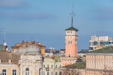 Kyiv 'in çeşitli mimarisinin havadan görünüşü solunda kahverengi ve gri tonlar olan eski, yıpranmış bir bina pembe ve beyaz renkli canlı bir kule, p Kyiv, Ukrayna - 9 Şubat 2025