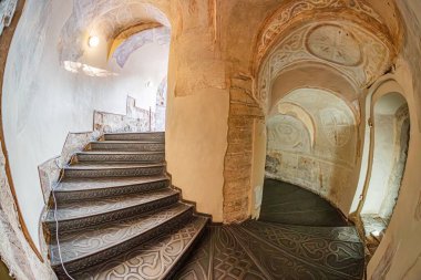 Kyiv 'deki Aziz Sophia Katedrali' nin iç manzarası, çürüyen mimari unsurlar arasında eski bir merdiven ve kemerli kapı aralığı - 9 Şubat 2025