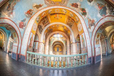 St. Sophia Katedrali 'nin içinde, Kyiv yüksek tavanlı, parlak, karmaşık mavi ve altın tasarımlı bir kilise, koyu fayans döşemesi, fresk Kyiv, Ukrayna ile süslenmiş birden fazla kemer - 9 Şubat 2025