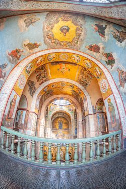 Kyivs St Sophia Katedrali 'nin içi büyük, sarı duvarlı, mavi tavan duvar resimli melek figürünün süslenmiş mozaiği İsa Kyiv, Ukrayna - 9 Şubat 2025
