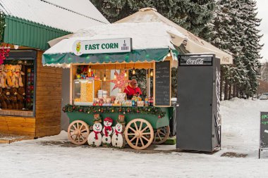 Mısır koçanı şeklinde, tatil için dekore edilmiş, Kyiv Dominant 'taki VDNH sergi merkezinin ticari bir sokağın köşesindeki sıcak renklerde, mahkûm Kyiv, Ukrayna - 15 Şubat 2025