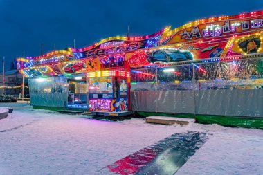 15 Şubat 2025 'te Ukrayna' nın başkenti Kyiv 'de canlı, ejderha benzeri bir karlı karlı karlı karlı bir yolculuk ile gece karnavalı sahnesi.