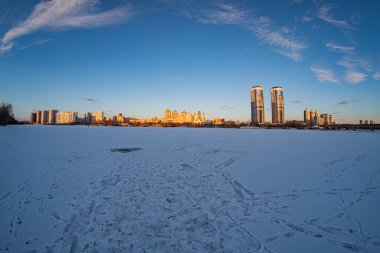 Kyiv 'de kış sahnesi, donmuş bir nehir ya da gölde ayak izleri ve kar parçalarının sergilendiği Ukrayna' nın başkenti Kyiv 'den 16 Şubat 2025' te farklı yükseklikte binalar görülebiliyor.