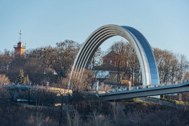 Dinyeper Nehri ile Kiev manzarası, inşaat veya bakım altında kavisli kemerli modern metal köprü Ağaçlar sonbahar kışını gösteriyor, Ukrayna 'nın Kyiv kenti ile uzak bir kasaba - 19 Ocak 2025