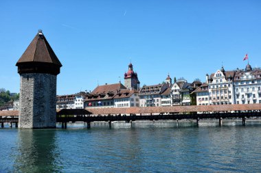 Tarihsel ahşap köprü ve Avrupa 'nın bir şehrinde bir nehrin üzerinde kule.