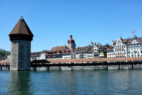 Tarihsel ahşap köprü ve Avrupa 'nın bir şehrinde bir nehrin üzerinde kule.