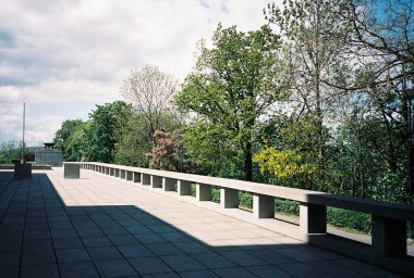Prag 'daki granit bir terasın otantik 35 mm film taraması. Özellikleri doğrusal gölgeler, yemyeşil bahar ağaçları ve doğal film tahıl dokuları..