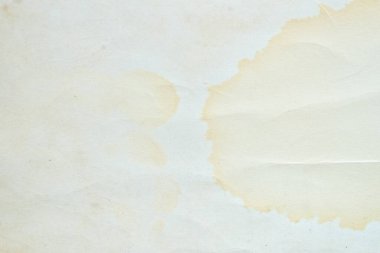 Görünür sarı su hasarı ve ince kıvrımları olan eski, beyaz kağıtların yüksek kaliteli yakın çekimi. Eskimiş sıkıntılı bir geçmişi var. Üst görünüm.